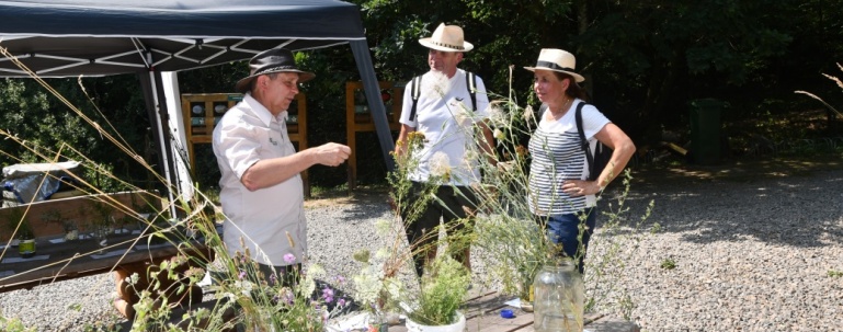 Martin Klaudys představuje návštěvníkům vystavené rostliny.