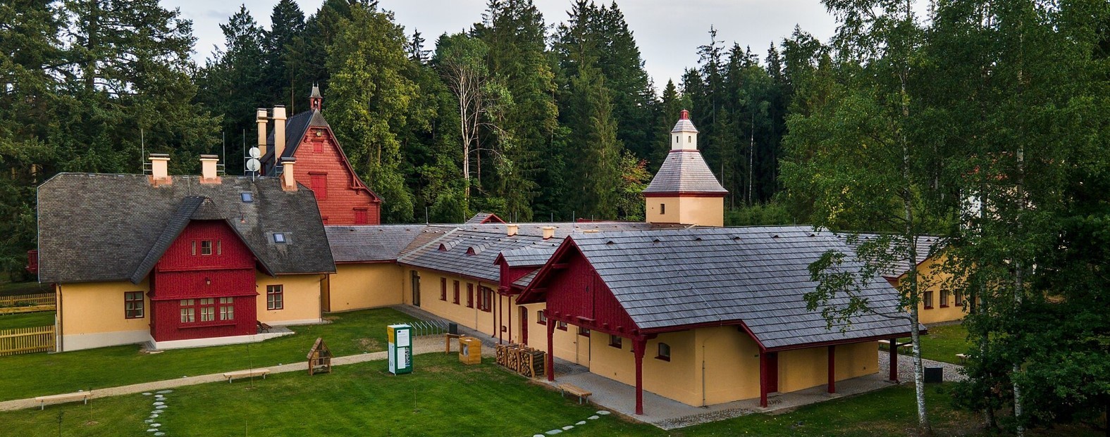 Dronový pohled na Dům přírody Brd