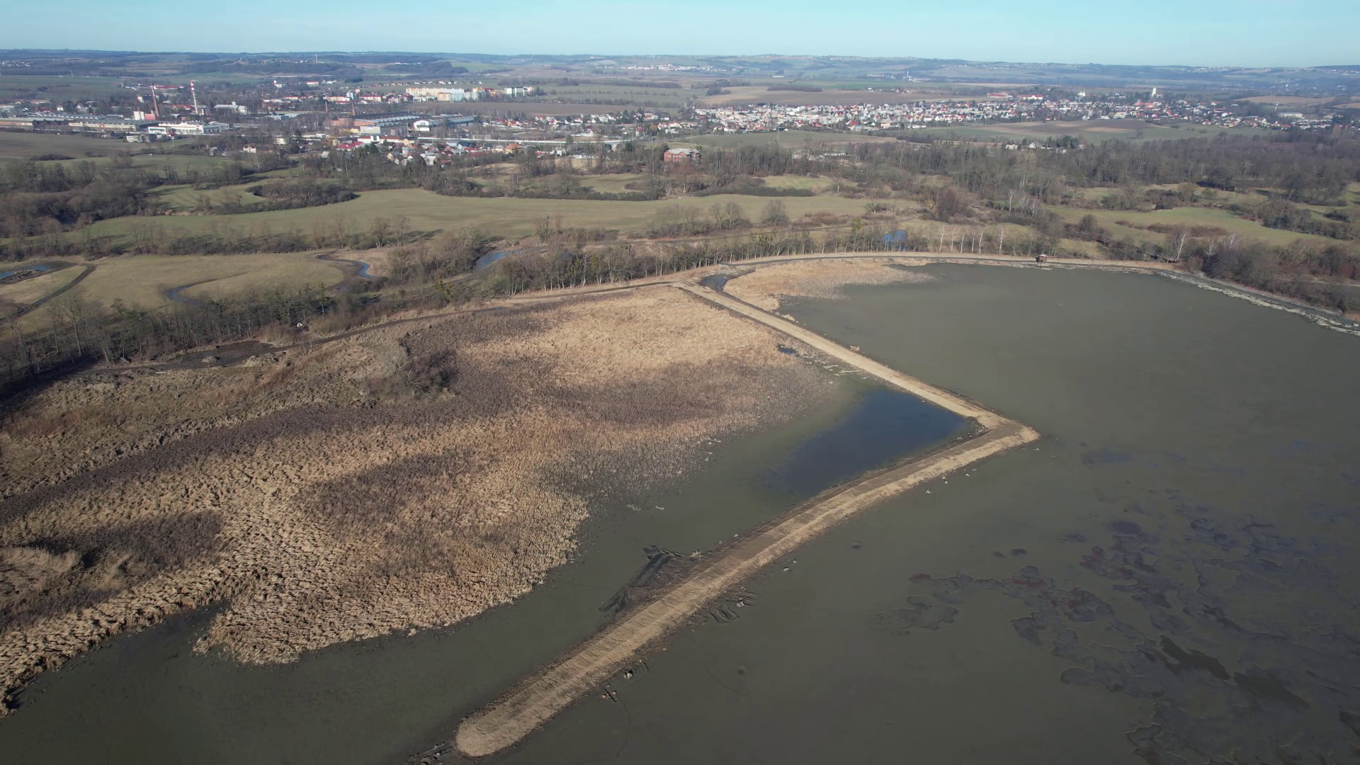 Letecký pohled na obnovené těleso hnízdní hrázky Ostřice